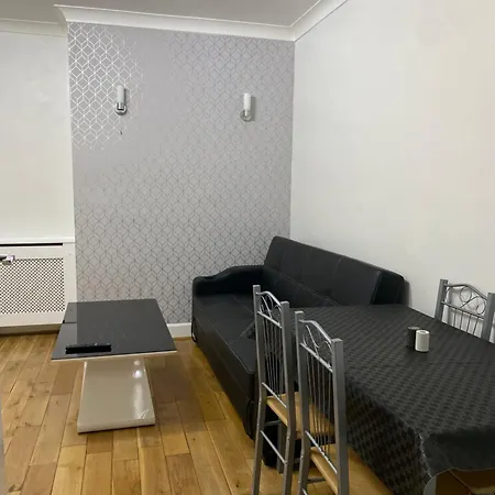 1 Bedroom Ground Floor Flat With Garden Apartment *