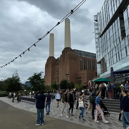 Modern 2 Bed Battersea Power Station Apartment London