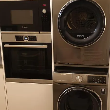 London Luxury 3 Bedroom Flat, 2 Bathrooms, Living Room, Free Parking, 4 Mins To Station, Garden