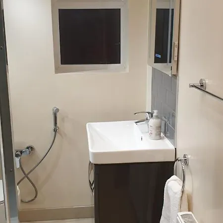 London Luxury 3 Bedroom Flat, 2 Bathrooms, Living Room, Free Parking, 4 Mins To Station, Garden