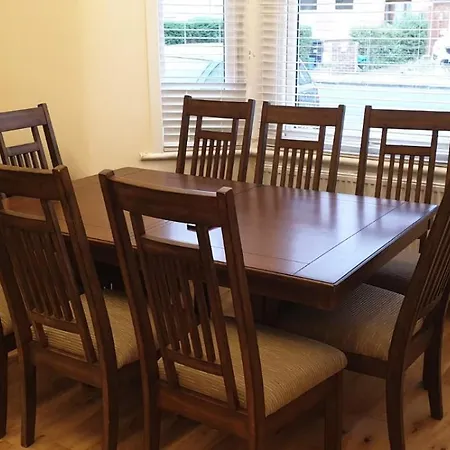 London Luxury 3 Bedroom Flat, 2 Bathrooms, Living Room, Free Parking, 4 Mins To Station, Garden * Ilford