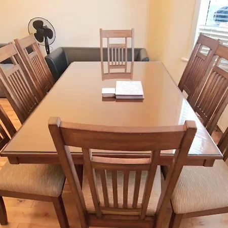 London Luxury 3 Bedroom Flat, 2 Bathrooms, Living Room, Free Parking, 4 Mins To Station, Garden Ilford