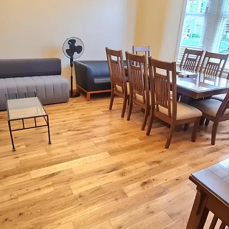 London Luxury 3 Bedroom Flat, 2 Bathrooms, Living Room, Free Parking, 4 Mins To Station, Garden * Ilford