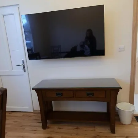 London Luxury 3 Bedroom Flat, 2 Bathrooms, Living Room, Free Parking, 4 Mins To Station, Garden Apartment *