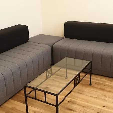 London Luxury 3 Bedroom Flat, 2 Bathrooms, Living Room, Free Parking, 4 Mins To Station, Garden