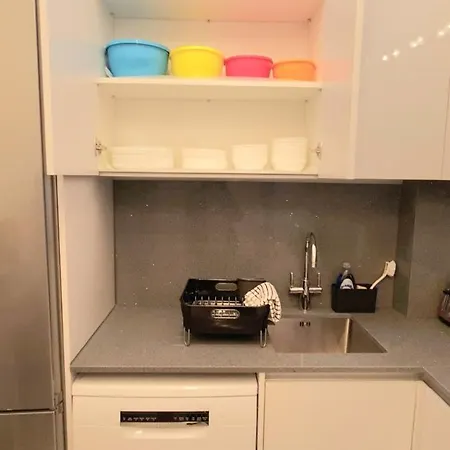 London Luxury 3 Bedroom Flat, 2 Bathrooms, Living Room, Free Parking, 4 Mins To Station, Garden Apartment Ilford