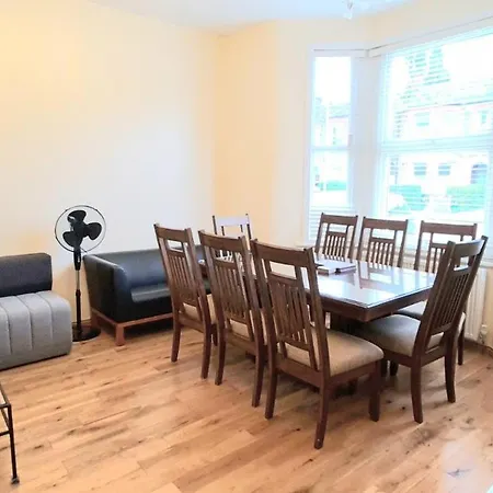 London Luxury 3 Bedroom Flat, 2 Bathrooms, Living Room, Free Parking, 4 Mins To Station, Garden
