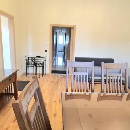 London Luxury 3 Bedroom Flat, 2 Bathrooms, Living Room, Free Parking, 4 Mins To Station, Garden Apartment Ilford