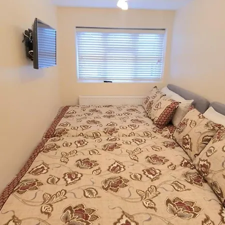 London Luxury 3 Bedroom Flat, 2 Bathrooms, Living Room, Free Parking, 4 Mins To Station, Garden