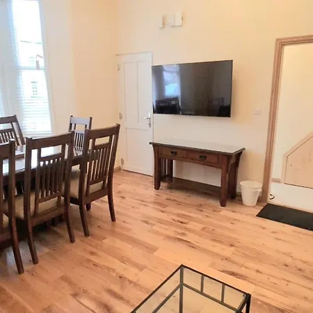 London Luxury 3 Bedroom Flat, 2 Bathrooms, Living Room, Free Parking, 4 Mins To Station, Garden Ilford