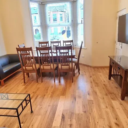 London Luxury 3 Bedroom Flat, 2 Bathrooms, Living Room, Free Parking, 4 Mins To Station, Garden * Ilford
