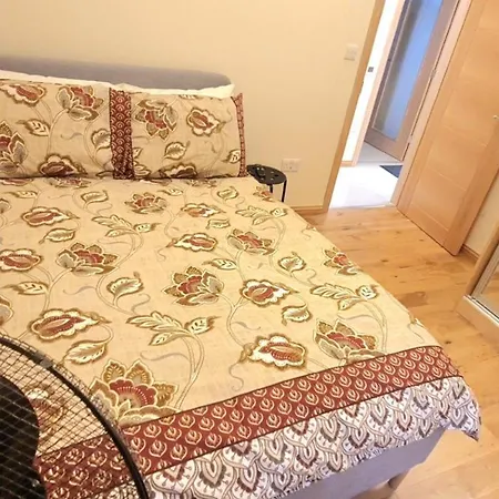 London Luxury 3 Bedroom Flat, 2 Bathrooms, Living Room, Free Parking, 4 Mins To Station, Garden