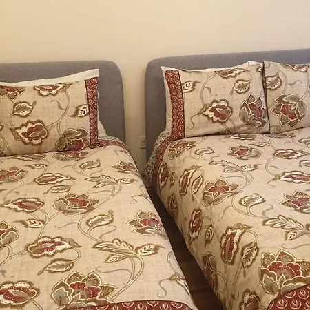 London Luxury 3 Bedroom Flat, 2 Bathrooms, Living Room, Free Parking, 4 Mins To Station, Garden Apartment