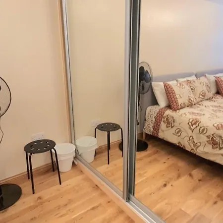 London Luxury 3 Bedroom Flat, 2 Bathrooms, Living Room, Free Parking, 4 Mins To Station, Garden Apartment *