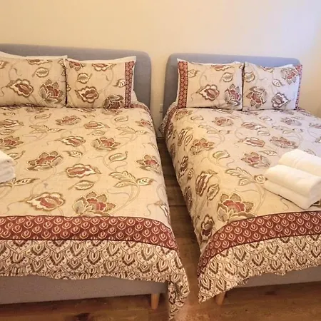 London Luxury 3 Bedroom Flat, 2 Bathrooms, Living Room, Free Parking, 4 Mins To Station, Garden Ilford