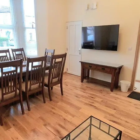 London Luxury 3 Bedroom Flat, 2 Bathrooms, Living Room, Free Parking, 4 Mins To Station, Garden * Ilford