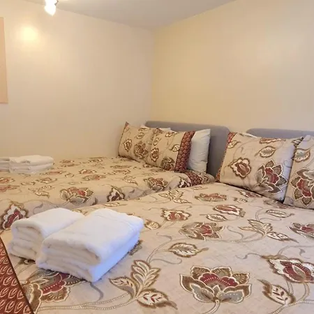Apartment London Luxury 3 Bedroom Flat, 2 Bathrooms, Living Room, Free Parking, 4 Mins To Station, Garden Ilford