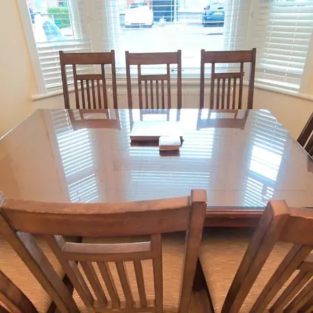London Luxury 3 Bedroom Flat, 2 Bathrooms, Living Room, Free Parking, 4 Mins To Station, Garden * Ilford