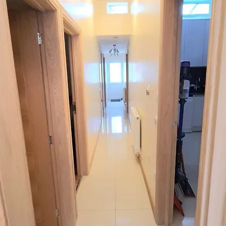 London Luxury 3 Bedroom Flat, 2 Bathrooms, Living Room, Free Parking, 4 Mins To Station, Garden