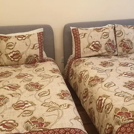 London Luxury 3 Bedroom Flat, 2 Bathrooms, Living Room, Free Parking, 4 Mins To Station, Garden Apartment