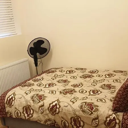 Apartment London Luxury 3 Bedroom Flat, 2 Bathrooms, Living Room, Free Parking, 4 Mins To Station, Garden