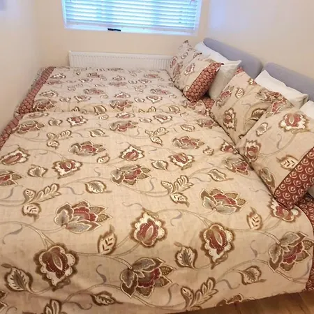 Apartment London Luxury 3 Bedroom Flat, 2 Bathrooms, Living Room, Free Parking, 4 Mins To Station, Garden *