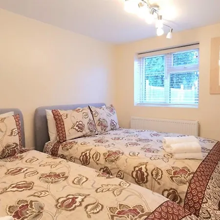London Luxury 3 Bedroom Flat, 2 Bathrooms, Living Room, Free Parking, 4 Mins To Station, Garden Apartment Ilford