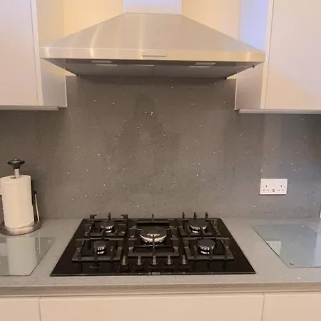 London Luxury 3 Bedroom Flat, 2 Bathrooms, Living Room, Free Parking, 4 Mins To Station, Garden Ilford