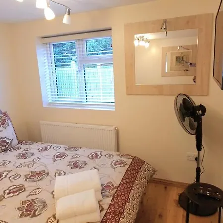 London Luxury 3 Bedroom Flat, 2 Bathrooms, Living Room, Free Parking, 4 Mins To Station, Garden