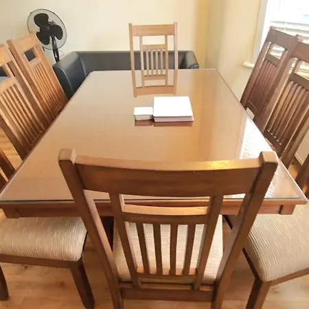 London Luxury 3 Bedroom Flat, 2 Bathrooms, Living Room, Free Parking, 4 Mins To Station, Garden Apartment *