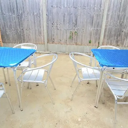 London Luxury 3 Bedroom Flat, 2 Bathrooms, Living Room, Free Parking, 4 Mins To Station, Garden *