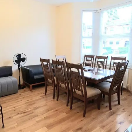 London Luxury 3 Bedroom Flat, 2 Bathrooms, Living Room, Free Parking, 4 Mins To Station, Garden * Ilford