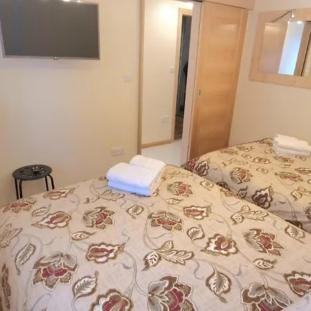 London Luxury 3 Bedroom Flat, 2 Bathrooms, Living Room, Free Parking, 4 Mins To Station, Garden Apartment *