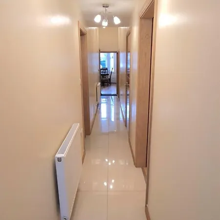 Apartment London Luxury 3 Bedroom Flat, 2 Bathrooms, Living Room, Free Parking, 4 Mins To Station, Garden Ilford