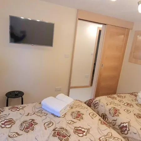 London Luxury 3 Bedroom Flat, 2 Bathrooms, Living Room, Free Parking, 4 Mins To Station, Garden
