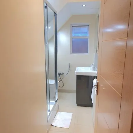 London Luxury 3 Bedroom Flat, 2 Bathrooms, Living Room, Free Parking, 4 Mins To Station, Garden Apartment