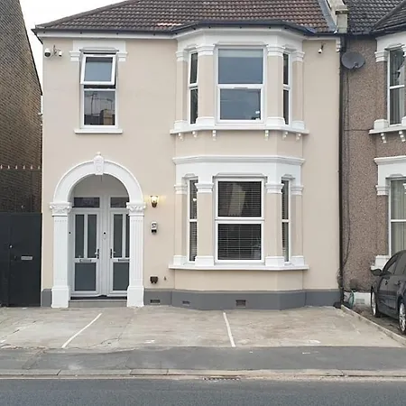Apartment London Luxury 3 Bedroom Flat, 2 Bathrooms, Living Room, Free Parking, 4 Mins To Station, Garden