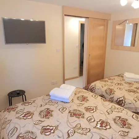 Apartment London Luxury 3 Bedroom Flat, 2 Bathrooms, Living Room, Free Parking, 4 Mins To Station, Garden Ilford