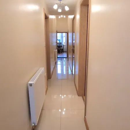 London Luxury 3 Bedroom Flat, 2 Bathrooms, Living Room, Free Parking, 4 Mins To Station, Garden *