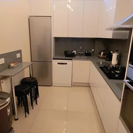 London Luxury 3 Bedroom Flat, 2 Bathrooms, Living Room, Free Parking, 4 Mins To Station, Garden Apartment