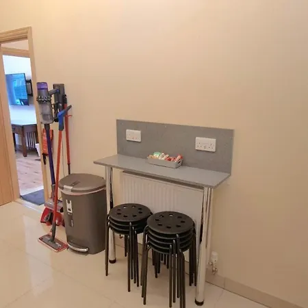 London Luxury 3 Bedroom Flat, 2 Bathrooms, Living Room, Free Parking, 4 Mins To Station, Garden Apartment *