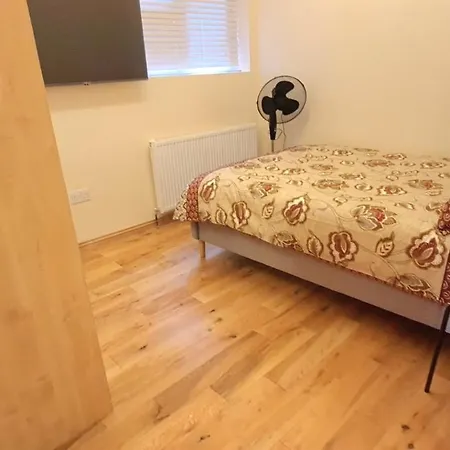 Apartment London Luxury 3 Bedroom Flat, 2 Bathrooms, Living Room, Free Parking, 4 Mins To Station, Garden *