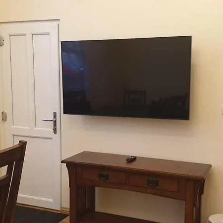 London Luxury 3 Bedroom Flat, 2 Bathrooms, Living Room, Free Parking, 4 Mins To Station, Garden Apartment *