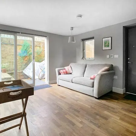 3 Bed House In Richmond With Driveway Parking Holiday home