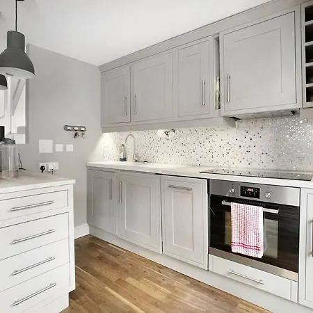 3 Bed House In Richmond With Driveway Parking Holiday home *