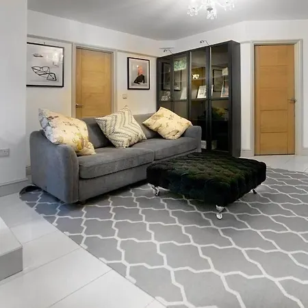 3 Bed House In Richmond With Driveway Parking Holiday home