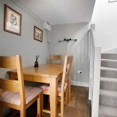 Holiday home 3 Bed House In Richmond With Driveway Parking Richmond (Greater London)