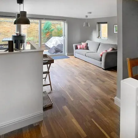 3 Bed House In Richmond With Driveway Parking