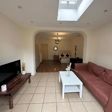 Luxury In Central London!6 Bedroom With 2 Bath & Separate Wc! Homestay London