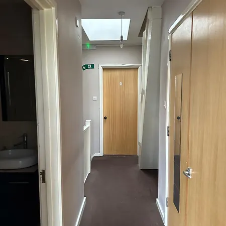 Luxury In Central London!6 Bedroom With 2 Bath & Separate Wc! *